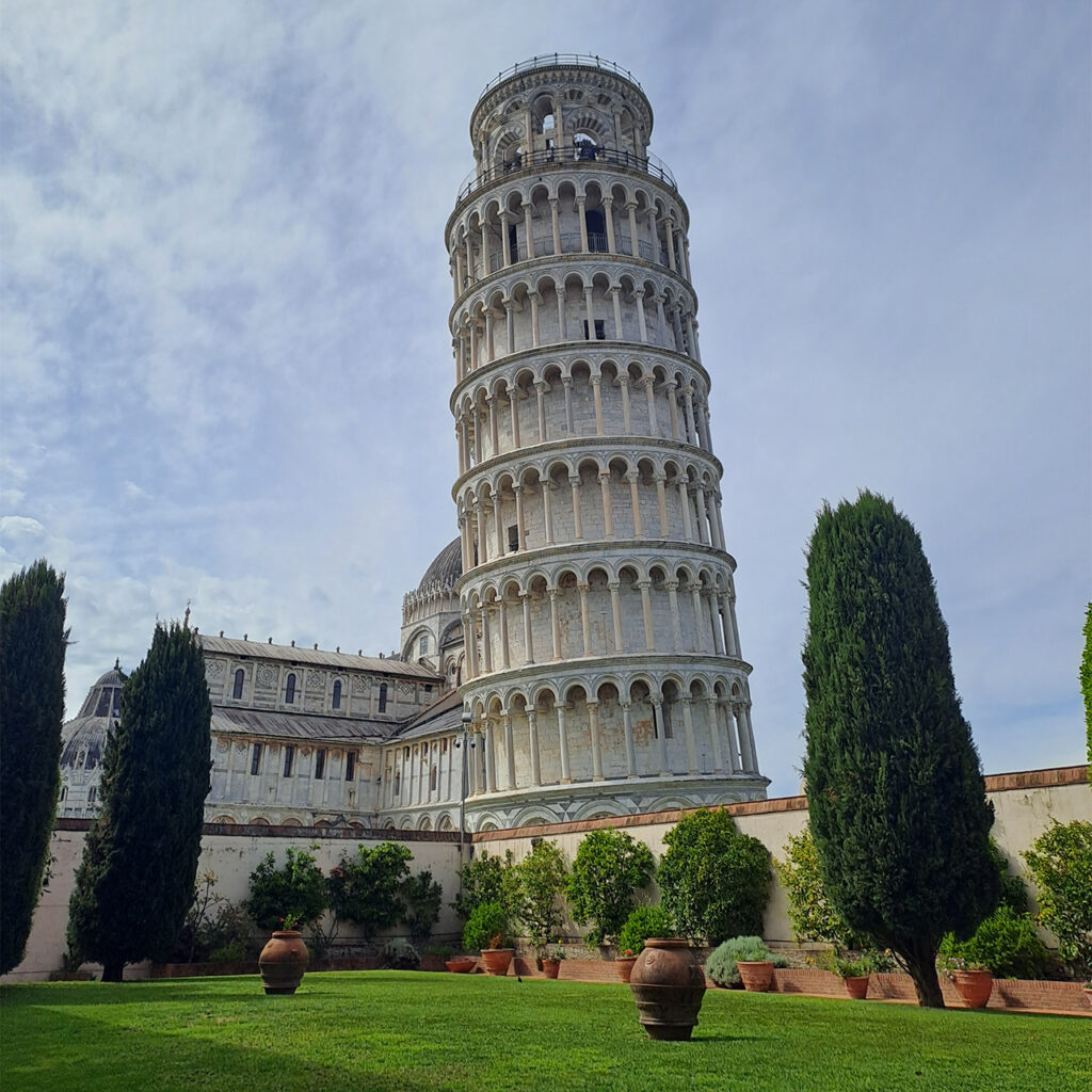 torre de pisa opera bistro